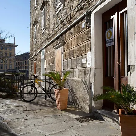 Quiet Boutique Garage Nearby - Le Bicocche Di Joyce - טריאסטה